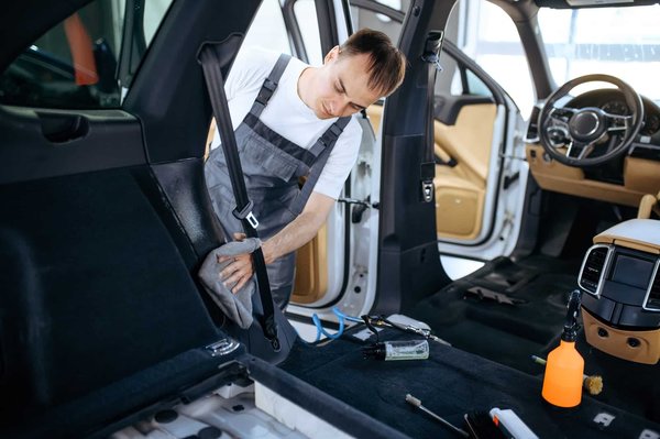 Quelles astuces pour prévenir l'usure du plastique de la voiture?