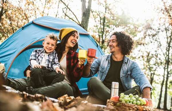 Comment préparer un séjour romantique en camping à Fréjus pour les couples ?